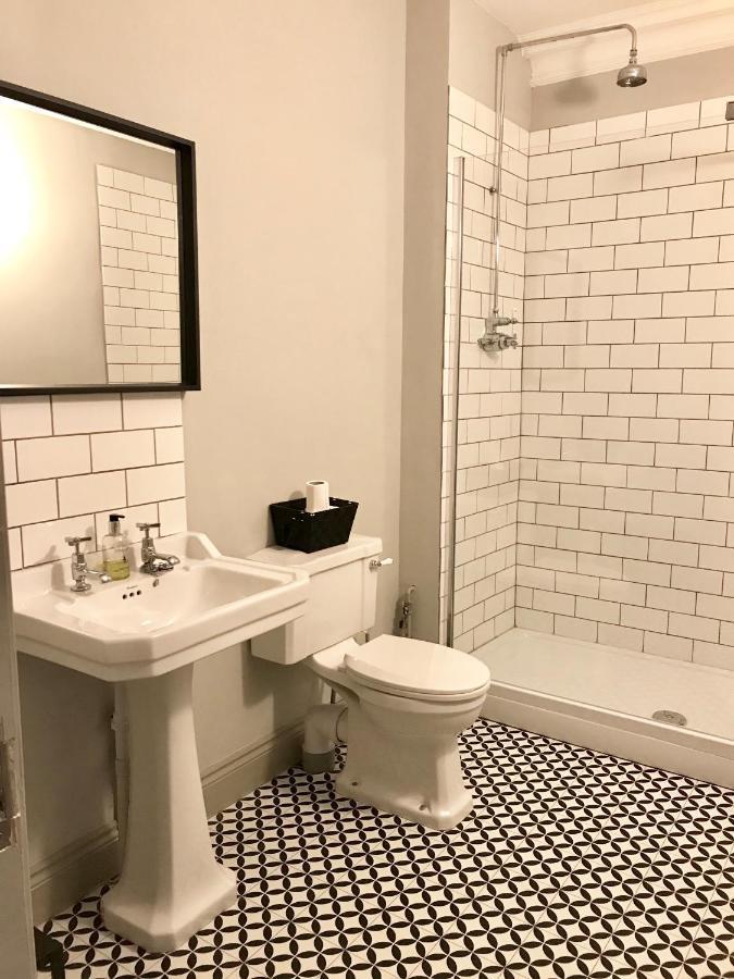 Historic Two Bed Apartment In Heart Of The City บริสตอล ภายนอก รูปภาพ